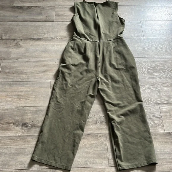 Liz Claiborne Green V-Neck Jumpsuit - Picture 13 of 15